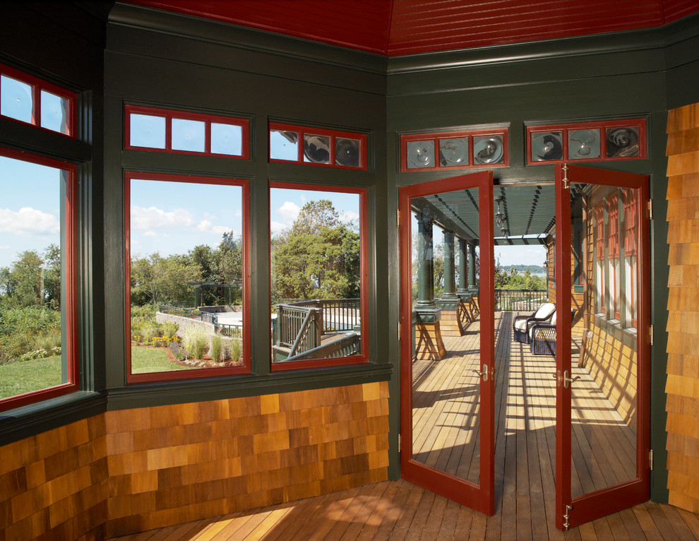 Inspiration för en stor vintage veranda längs med huset, med trädäck och takförlängning
