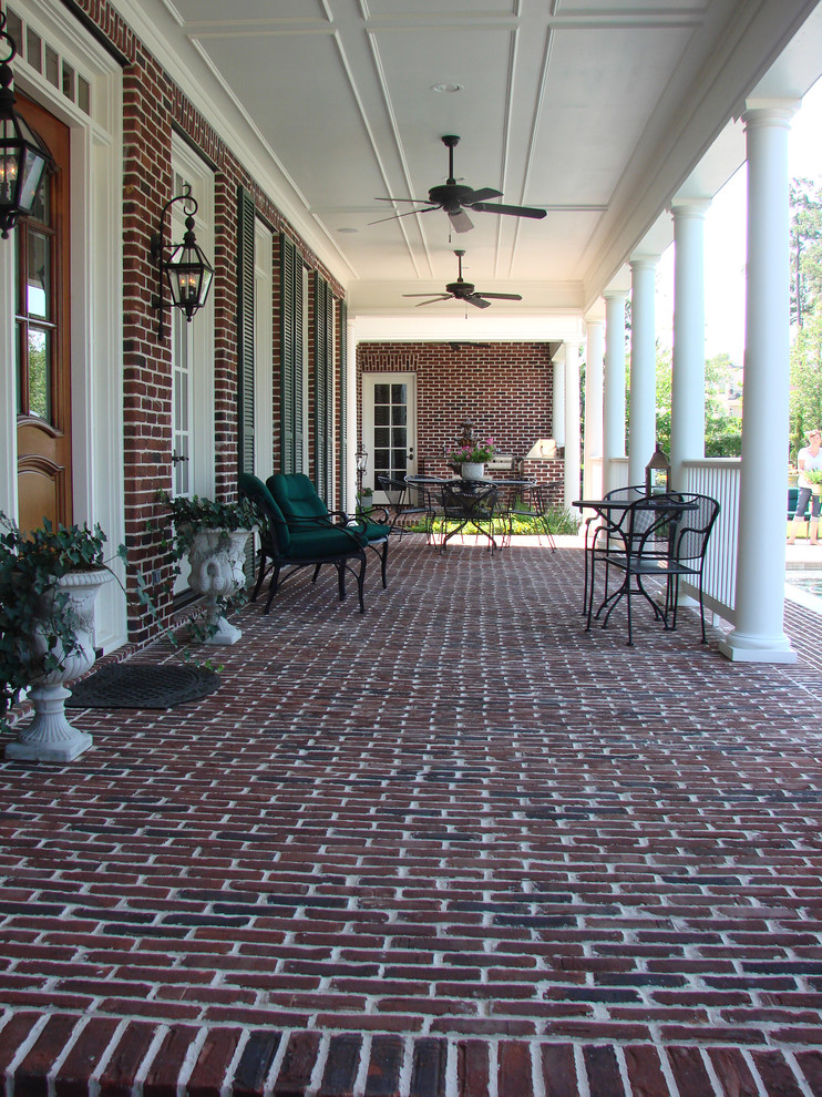 Foto di un portico tradizionale con pavimentazioni in mattoni