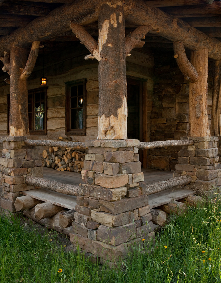 Inspiration pour un porche d'entrée de maison traditionnel.