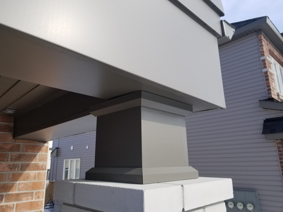 Esempio di un piccolo portico moderno davanti casa con un tetto a sbalzo