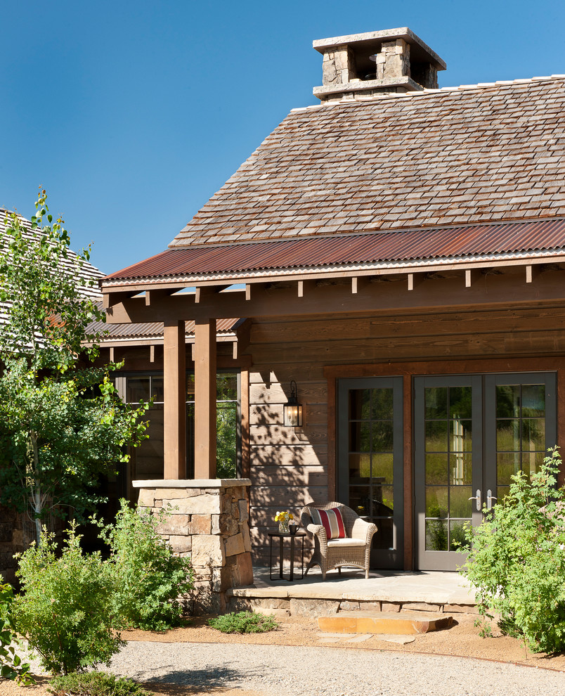 Exemple d'un porche d'entrée de maison montagne avec une extension de toiture.