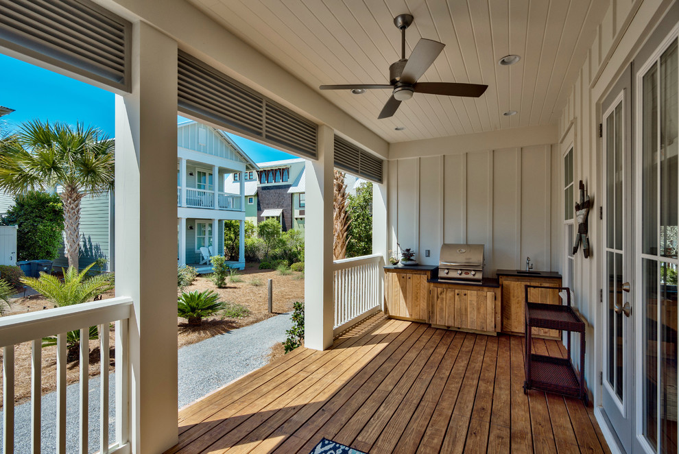 Idées déco pour un porche d'entrée de maison avant bord de mer de taille moyenne avec une cuisine d'été, une terrasse en bois et une extension de toiture.