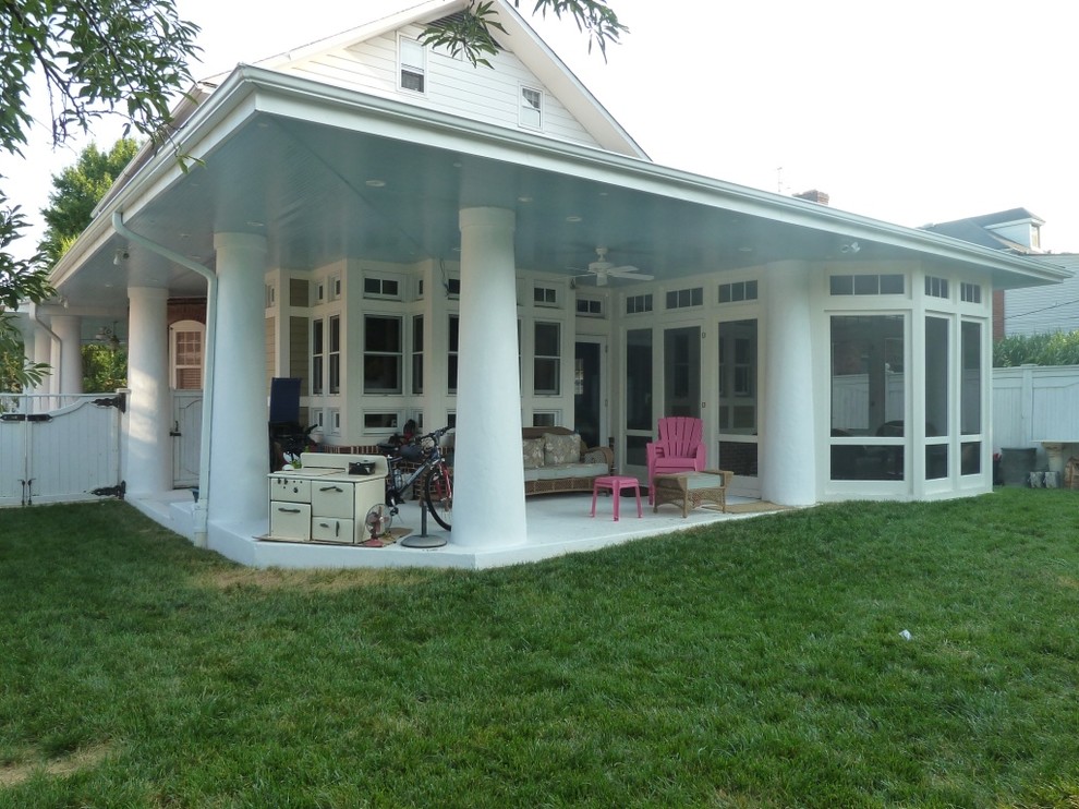 Cette image montre un porche d'entrée de maison arrière craftsman de taille moyenne avec une moustiquaire, des pavés en pierre naturelle et une extension de toiture.