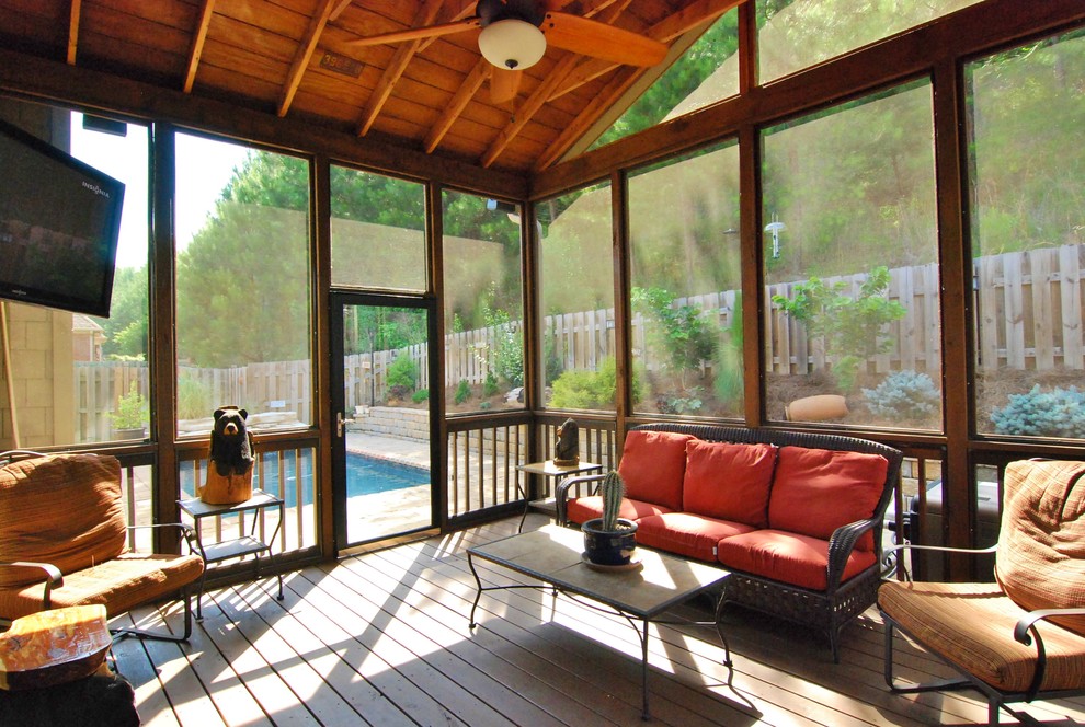 Exemple d'un porche d'entrée de maison chic avec une terrasse en bois, une extension de toiture et tous types de couvertures.