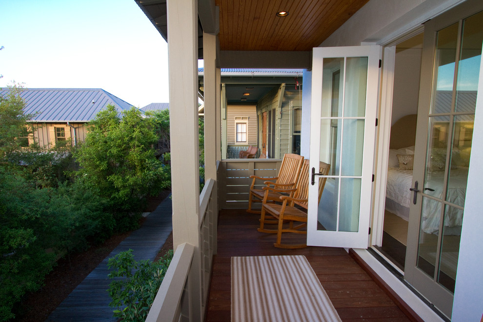 Imagen de terraza costera de tamaño medio en patio lateral y anexo de casas con entablado