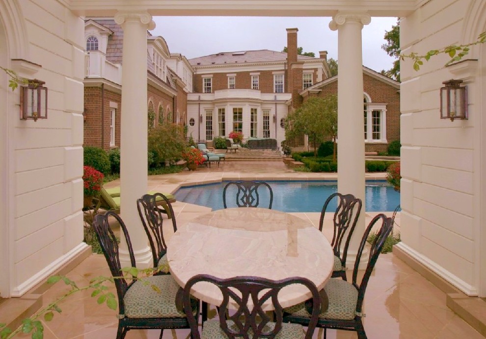 Immagine di un patio o portico classico