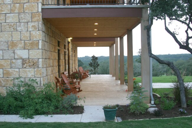Diseño de terraza de estilo de casa de campo en patio delantero y anexo de casas con losas de hormigón
