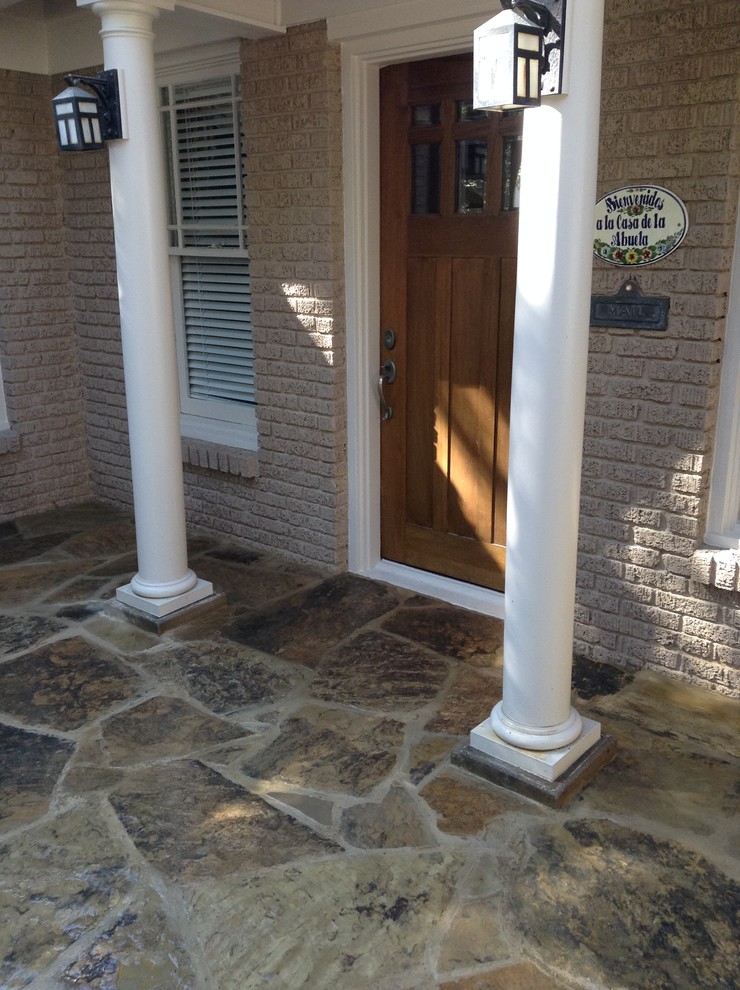 Esempio di un portico american style di medie dimensioni e davanti casa con pavimentazioni in pietra naturale e un tetto a sbalzo