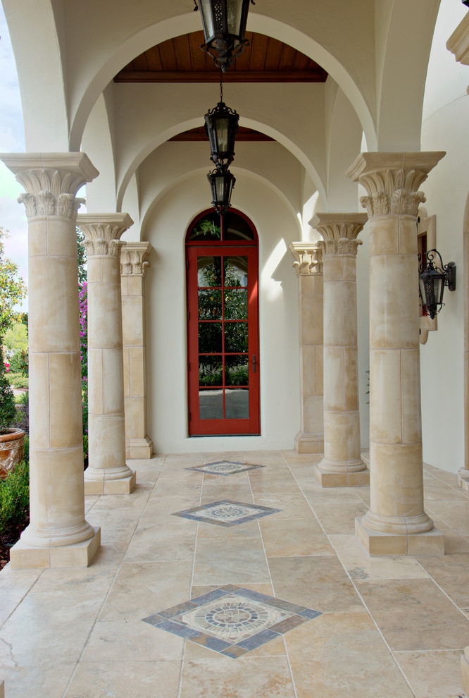 Immagine di un portico mediterraneo di medie dimensioni e nel cortile laterale con piastrelle e un tetto a sbalzo