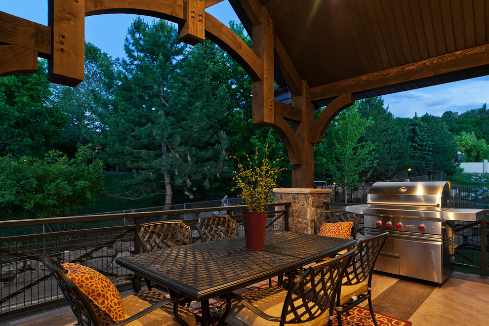 Cette image montre un porche d'entrée de maison arrière chalet de taille moyenne avec une cuisine d'été, une terrasse en bois et une extension de toiture.