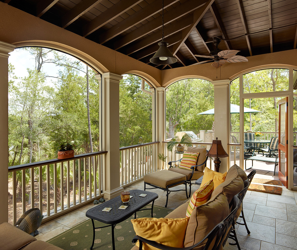 Idée de décoration pour un porche d'entrée de maison tradition avec une extension de toiture, du carrelage et une moustiquaire.
