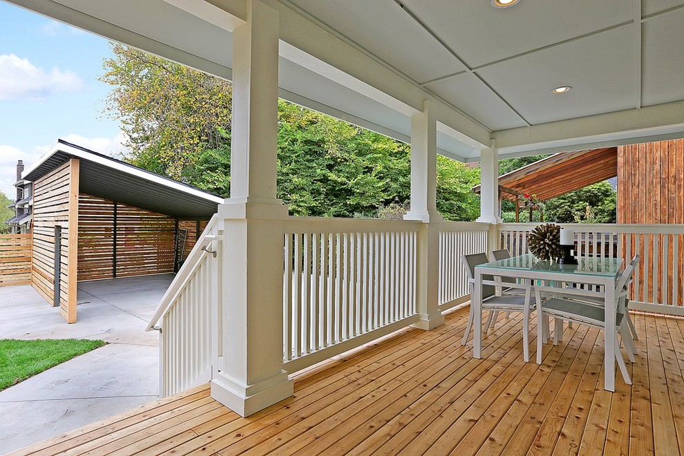 Aménagement d'un porche d'entrée de maison contemporain avec une terrasse en bois et une extension de toiture.