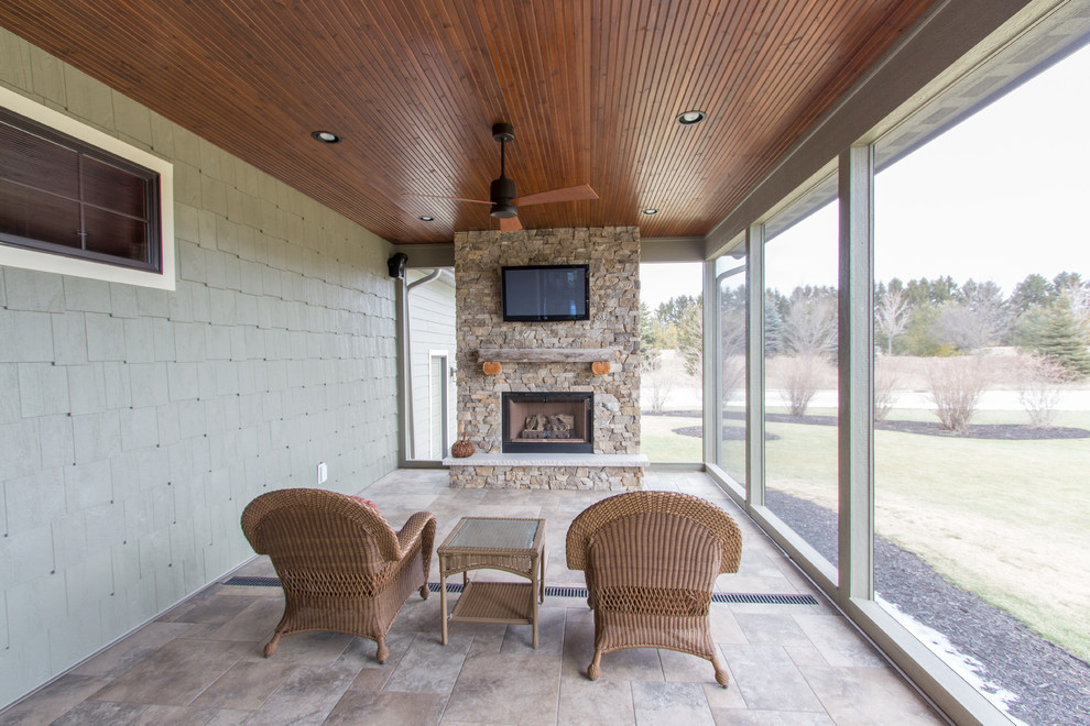 Exemple d'un porche d'entrée de maison latéral chic de taille moyenne avec une moustiquaire, du carrelage et une extension de toiture.