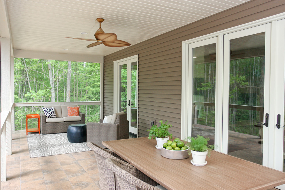 Cette photo montre un porche d'entrée de maison arrière bord de mer de taille moyenne avec une moustiquaire et une extension de toiture.