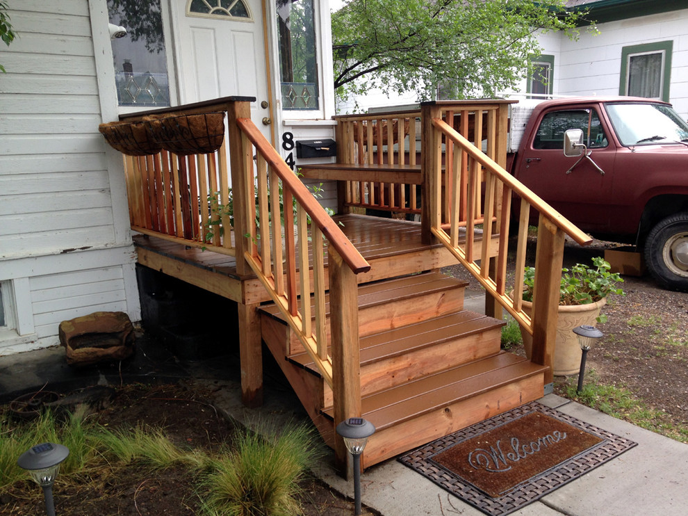 Exemple d'un petit porche d'entrée de maison avant craftsman avec une terrasse en bois.