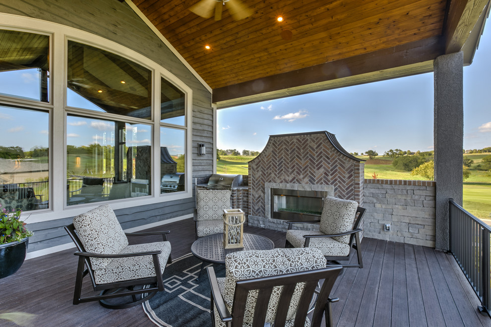 Idées déco pour un porche d'entrée de maison campagne avec une terrasse en bois et une extension de toiture.