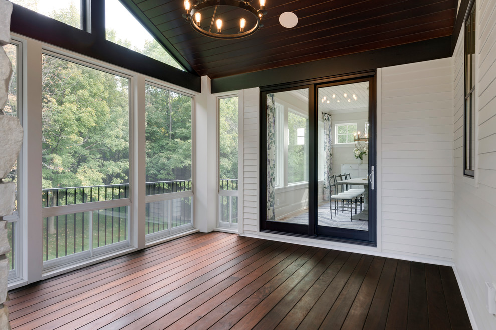 Imagen de porche cerrado clásico renovado de tamaño medio en patio trasero con entablado