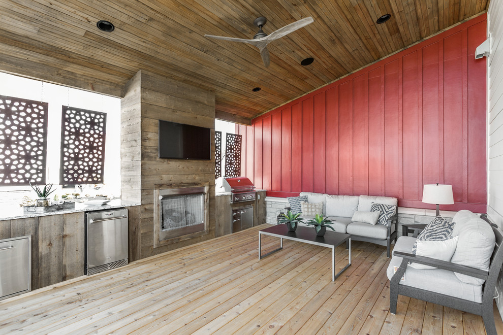 Idées déco pour un très grand porche d'entrée de maison arrière campagne avec une cuisine d'été, une terrasse en bois et une extension de toiture.