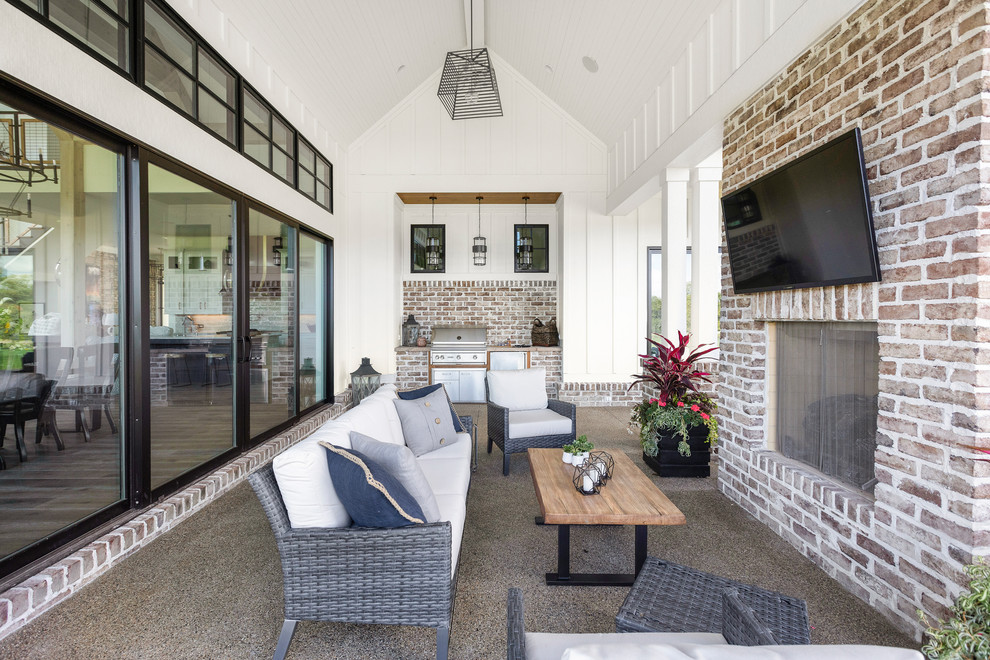 Idée de décoration pour un grand porche d'entrée de maison latéral champêtre avec un point d'eau, une dalle de béton et une extension de toiture.