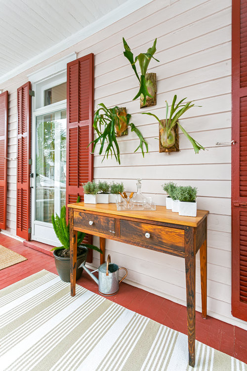 Источник вдохновения для домашнего уюта: маленькая веранда на боковом дворе в стиле неоклассика (современная классика) с навесом для на участке и в саду