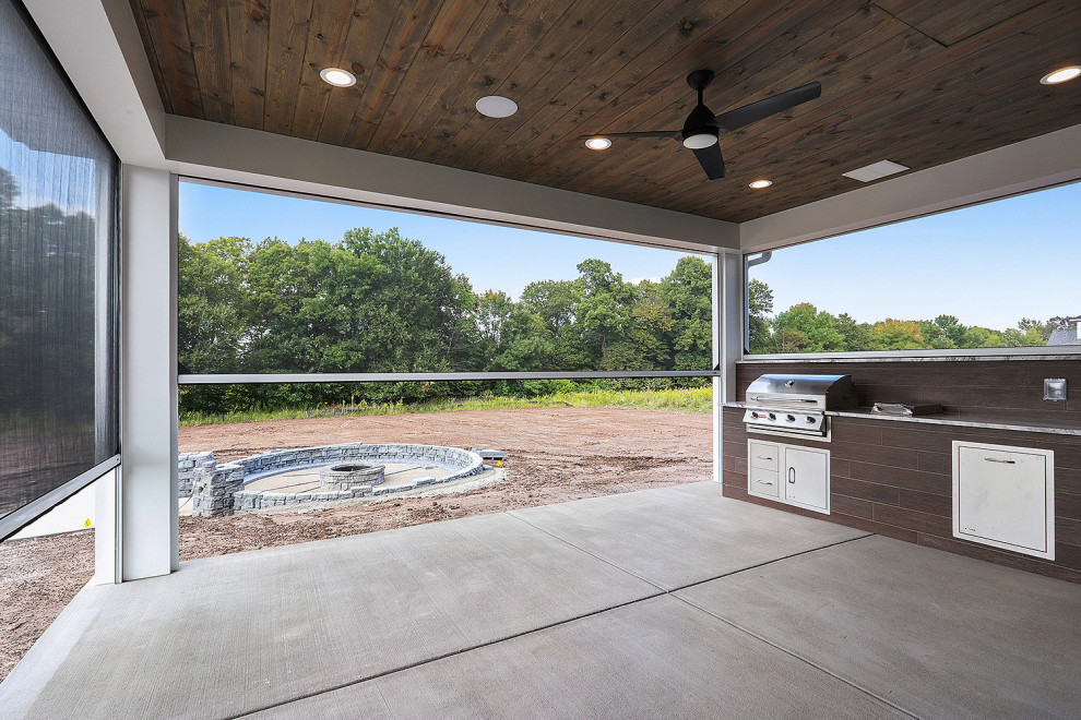 Aménagement d'un porche d'entrée de maison arrière classique de taille moyenne avec une cuisine d'été, une dalle de béton et une extension de toiture.