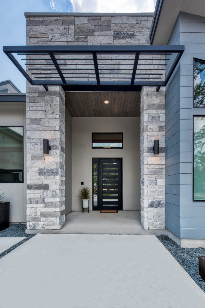 Пример оригинального дизайна: большая пергола на веранде на переднем дворе в стиле модернизм с покрытием из бетонных плит