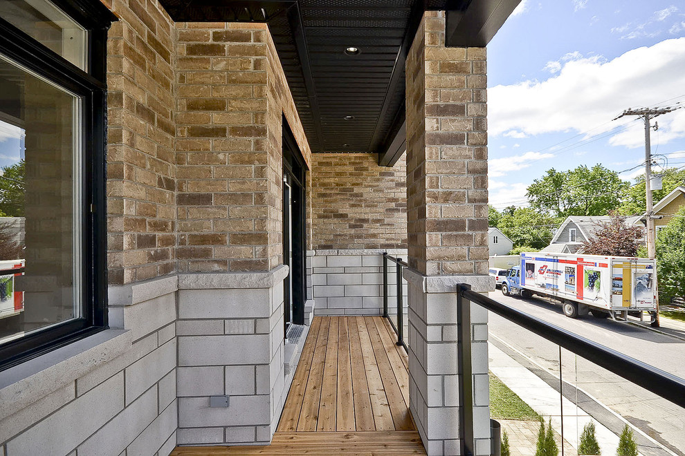 This is an example of a contemporary porch design in Ottawa.