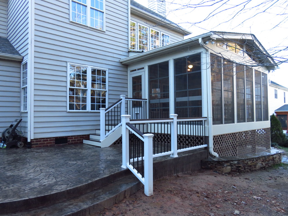 На фото: веранда среднего размера на заднем дворе в классическом стиле с крыльцом с защитной сеткой, покрытием из декоративного бетона и навесом