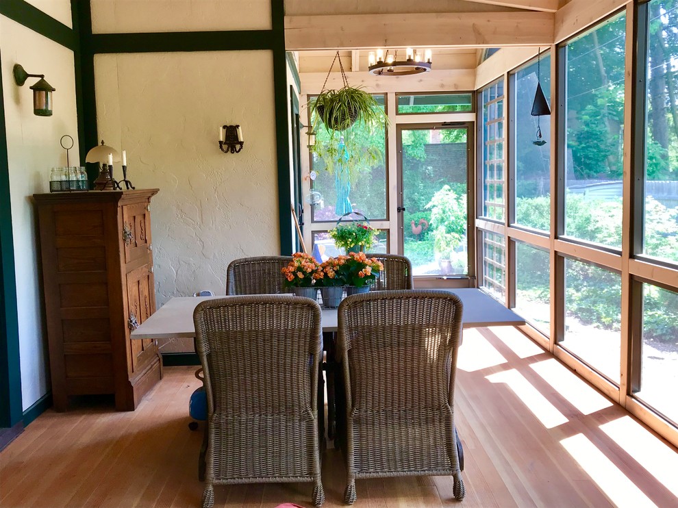 Cette photo montre un porche d'entrée de maison arrière chic de taille moyenne avec une moustiquaire et une extension de toiture.