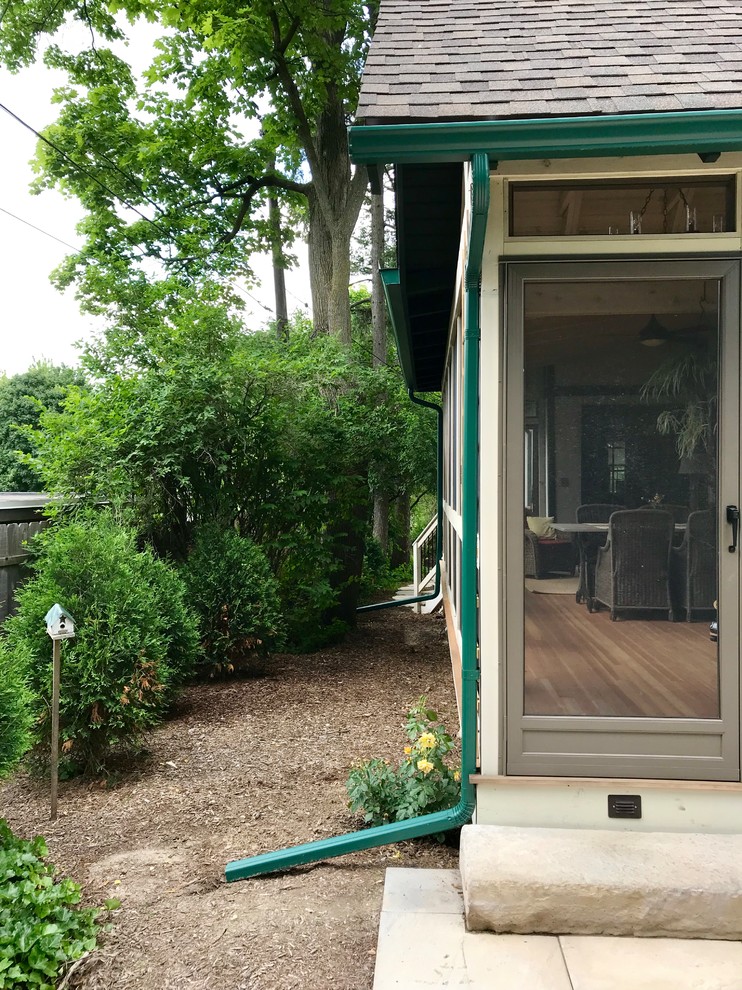 Foto de porche cerrado clásico renovado de tamaño medio en patio trasero y anexo de casas