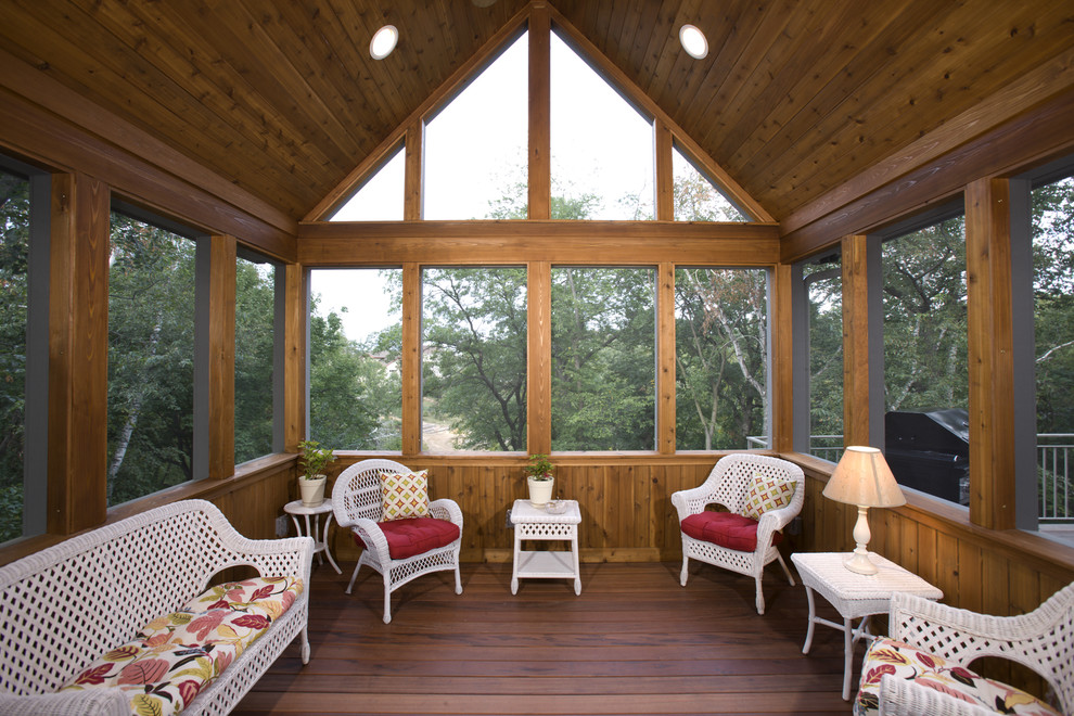Idéer för rustika verandor, med trädäck och takförlängning