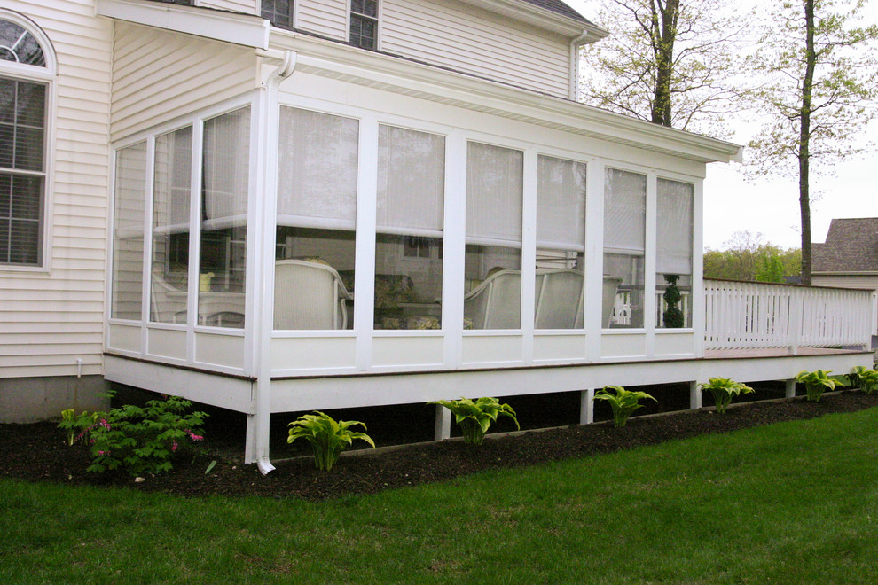 Идея дизайна: веранда на заднем дворе в стиле неоклассика (современная классика) с крыльцом с защитной сеткой и навесом