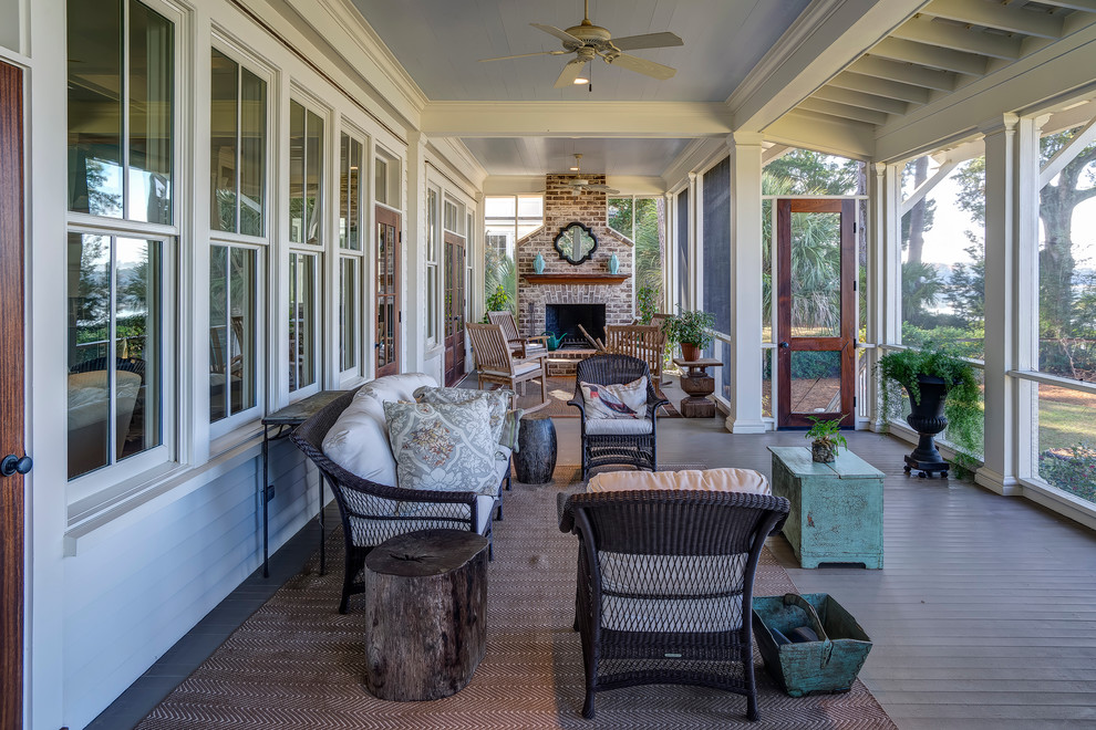 Idéer för att renovera en vintage innätad veranda, med trädäck och takförlängning