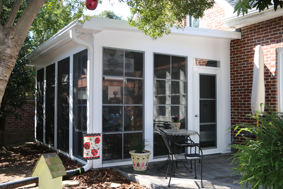Geräumige, Verglaste, Überdachte Klassische Veranda hinter dem Haus mit Stempelbeton in Charlotte