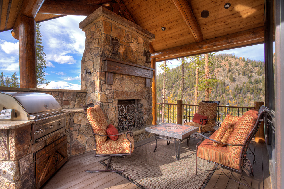 Idées déco pour un porche d'entrée de maison montagne avec une terrasse en bois.