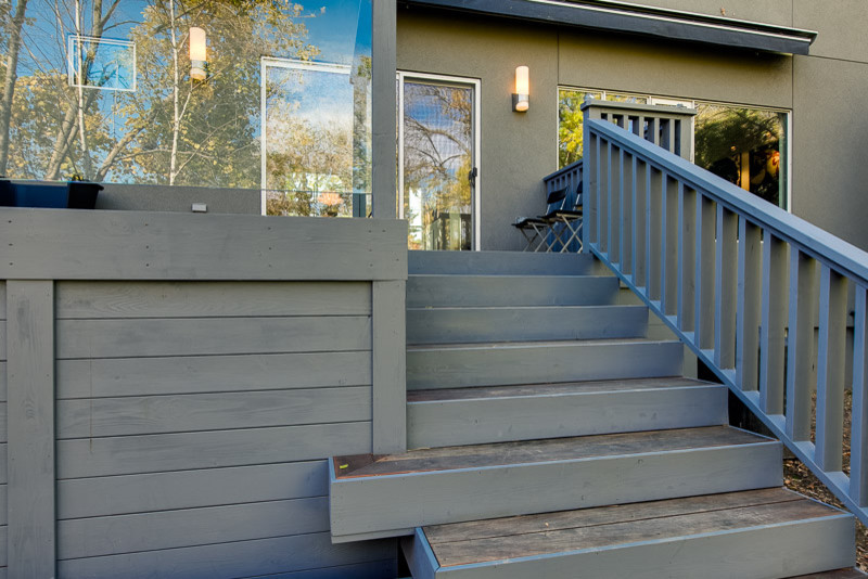 Cette image montre un porche d'entrée de maison minimaliste.