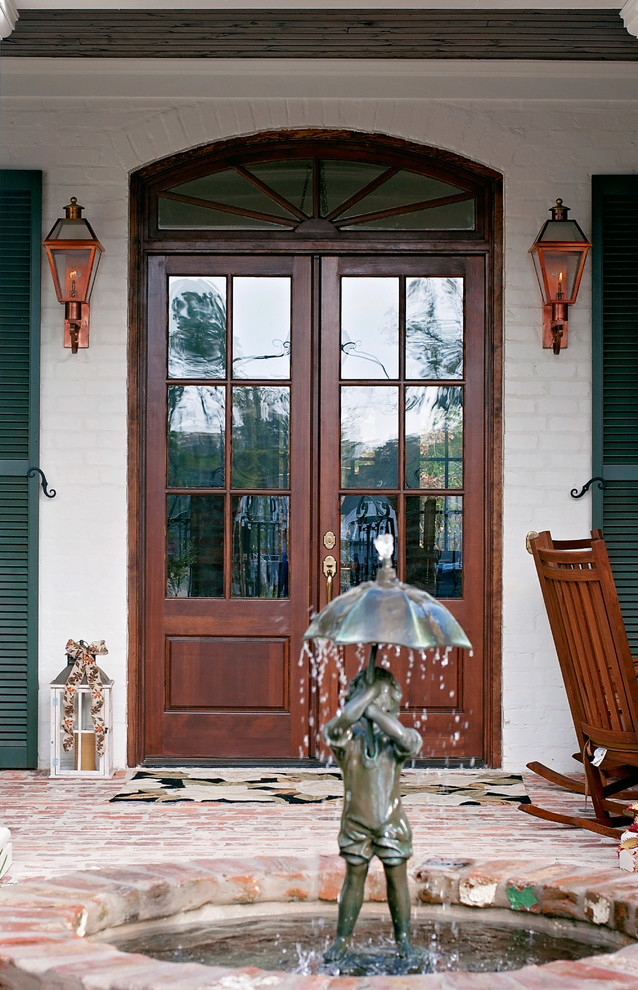 Источник вдохновения для домашнего уюта: веранда среднего размера на переднем дворе в классическом стиле с фонтаном, мощением клинкерной брусчаткой и навесом