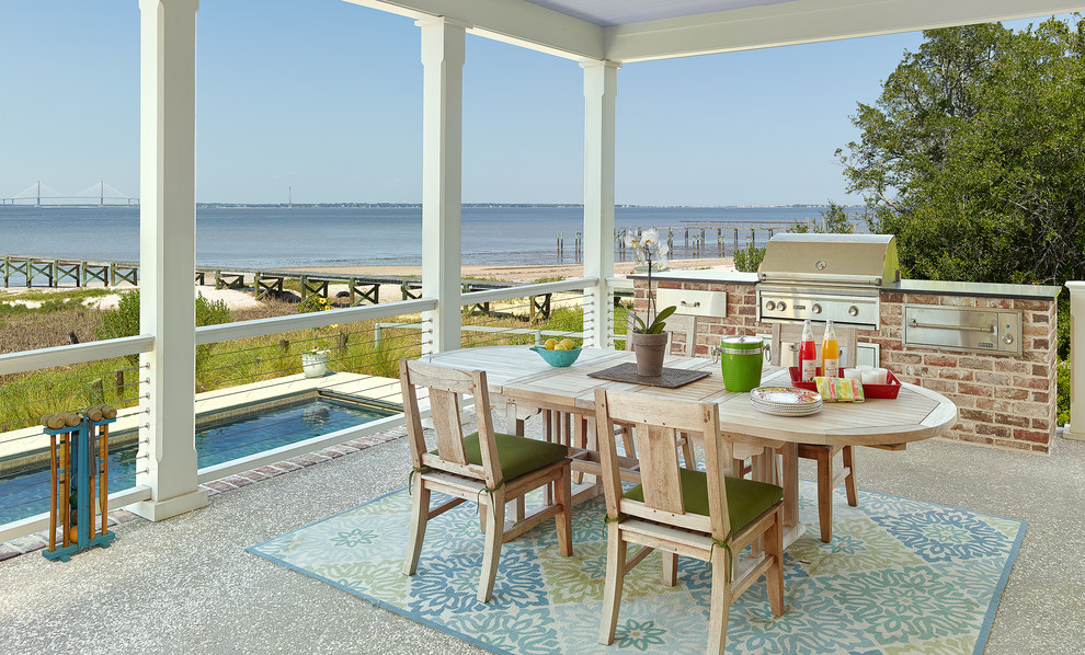 Cette photo montre un grand porche d'entrée de maison arrière bord de mer avec une cuisine d'été.