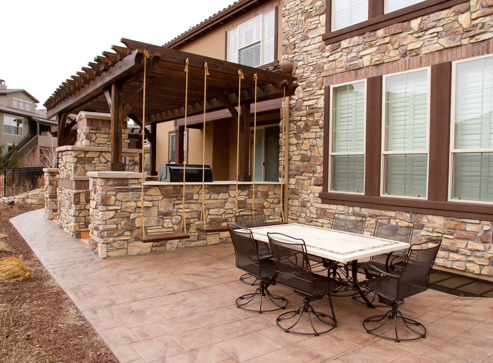 Idéer för att renovera en mellanstor vintage veranda på baksidan av huset, med utekök, naturstensplattor och en pergola