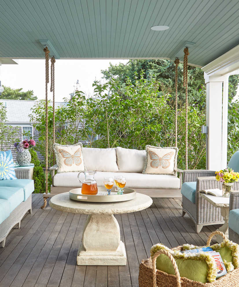 Idée de décoration pour un porche d'entrée de maison arrière marin de taille moyenne avec une terrasse en bois et une extension de toiture.