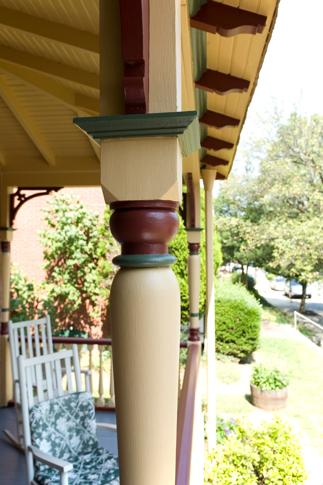 Foto di un piccolo portico vittoriano davanti casa con un tetto a sbalzo