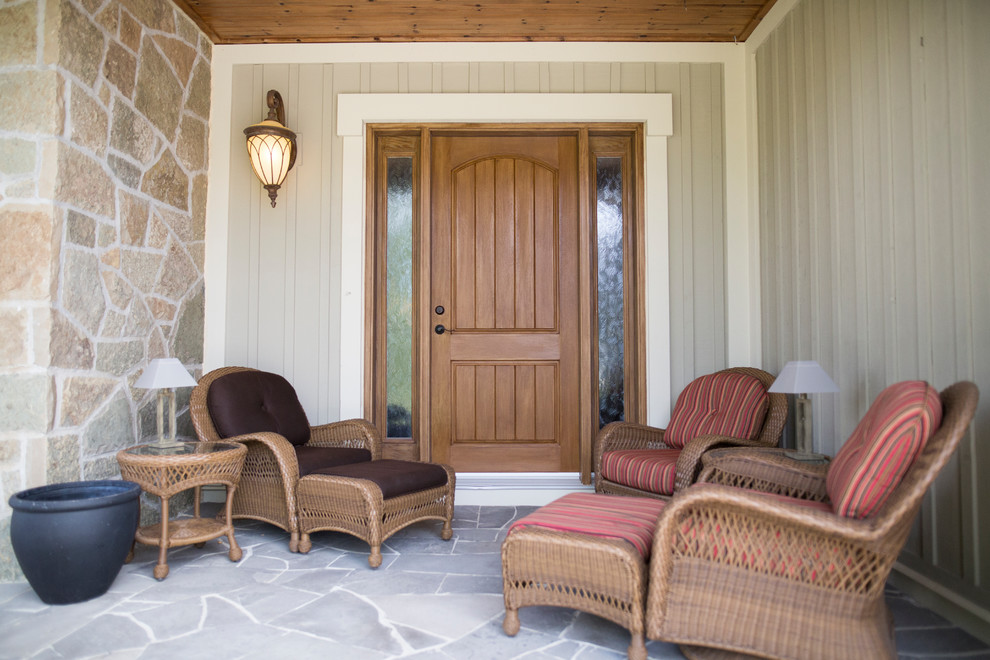 Aménagement d'un petit porche d'entrée de maison avant classique avec des pavés en pierre naturelle et une extension de toiture.