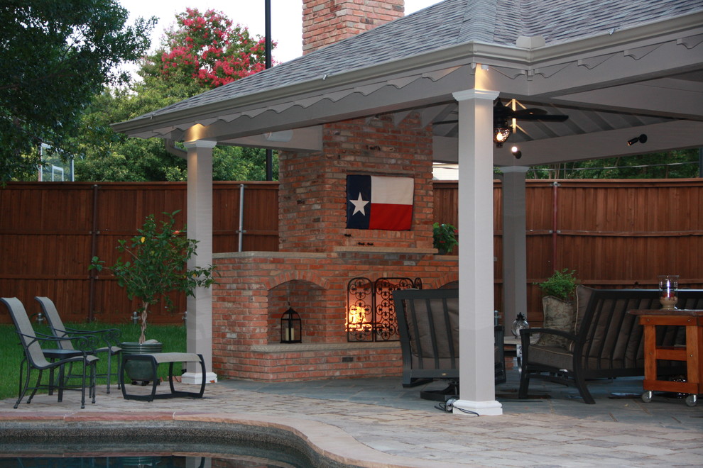 Photo of a classic veranda in Dallas.