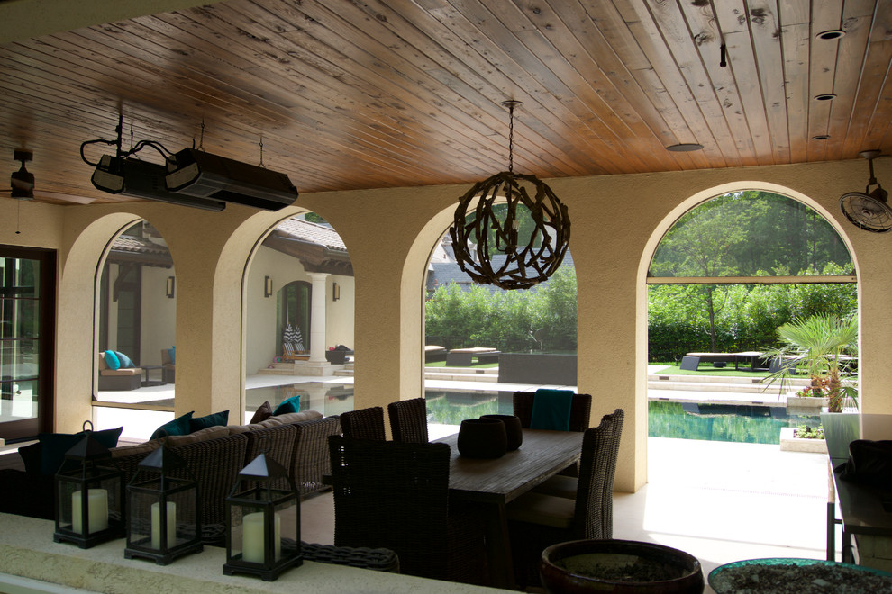 Diseño de patio mediterráneo extra grande en patio trasero con adoquines de piedra natural