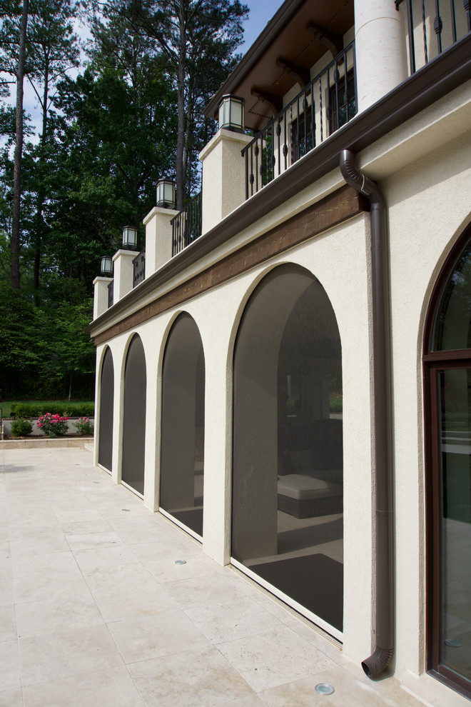 Geräumige, Verglaste, Überdachte Mediterrane Veranda hinter dem Haus mit Natursteinplatten in Atlanta