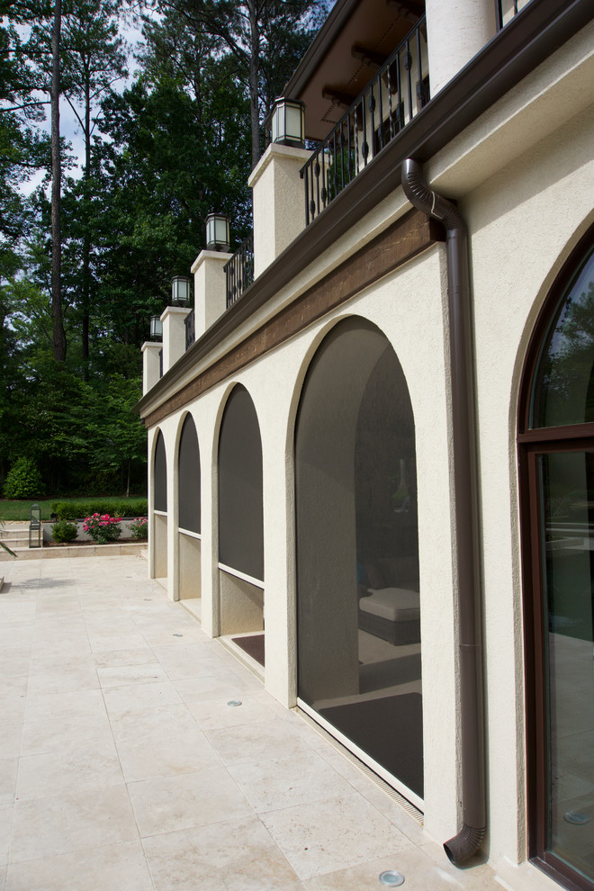 Geräumige, Verglaste Mediterrane Veranda hinter dem Haus mit Natursteinplatten in Atlanta