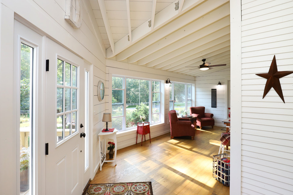 Idées déco pour un très grand porche d'entrée de maison avant campagne avec une extension de toiture.