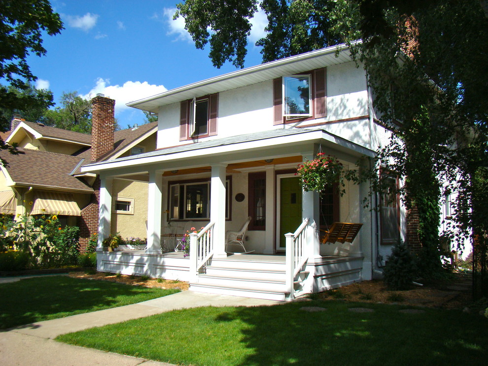 Bild på en mellanstor vintage veranda framför huset, med trädäck och takförlängning