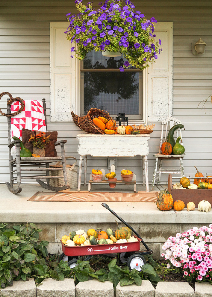 Inspiration for an eclectic porch remodel in Columbus