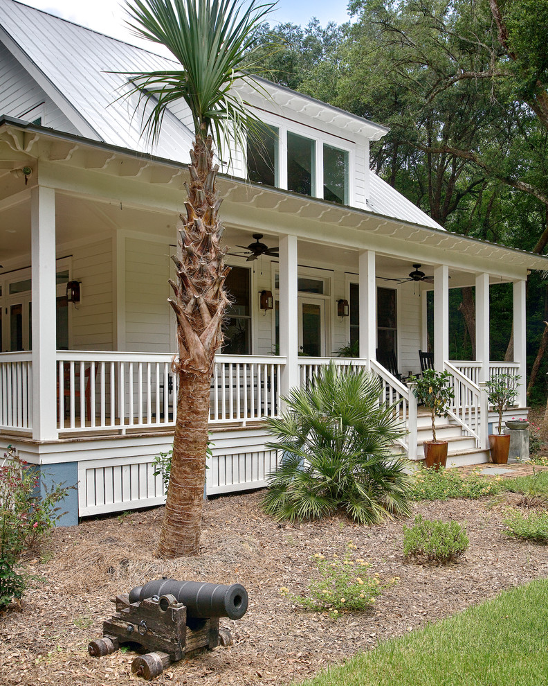 Design ideas for a world-inspired front veranda in Charleston.